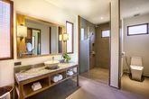 Phi Phi Island Village Beach Resort - Deluxe Bungalow Badezimmer